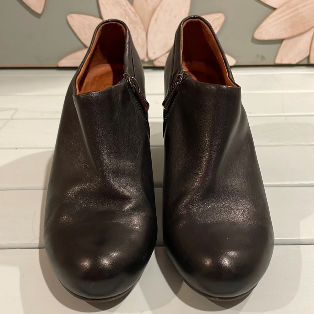 🍉 8.5 Belle Leather Booties 3” heel